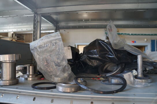 Indhold på reol af diverse reservedele