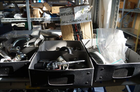 Indhold på reol af diverse reservedele