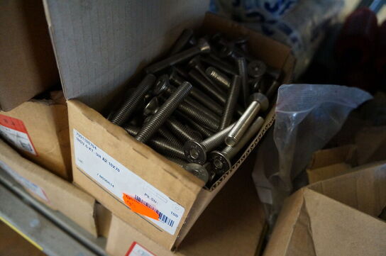 Indhold på reol af diverse reservedele