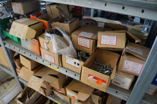 Indhold på reol af diverse reservedele