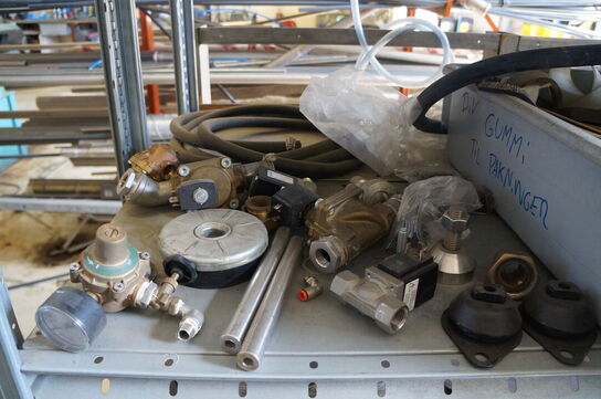 Indhold på reol af diverse reservedele