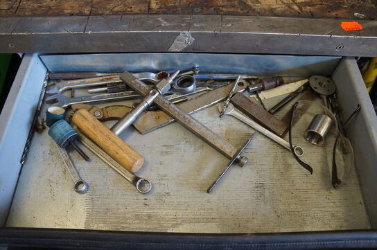 Svejse/arbejdsbord med indhold