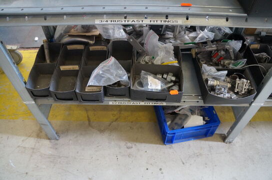 Indhold på reol af diverse reservedele