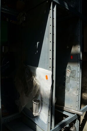 Indhold på reol af diverse reservedele