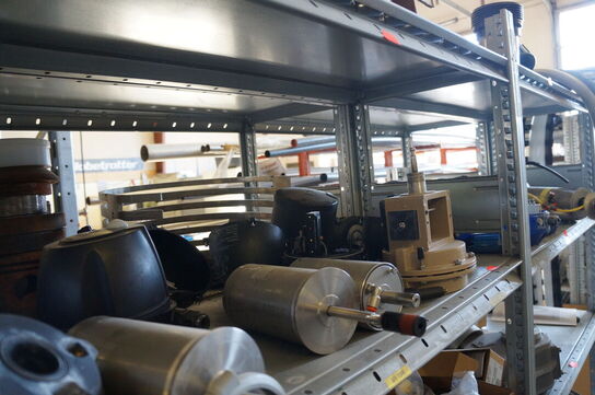 Indhold på reol af diverse reservedele