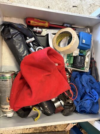 Værkstedsskab med indhold