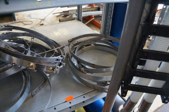 Indhold på reol af diverse reservedele