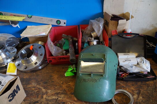 Svejse/arbejdsbord med indhold