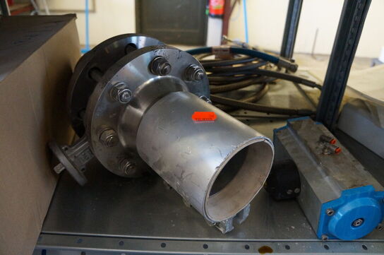 Indhold på reol af diverse reservedele