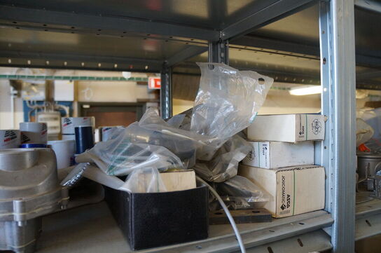 Indhold på reol af diverse reservedele