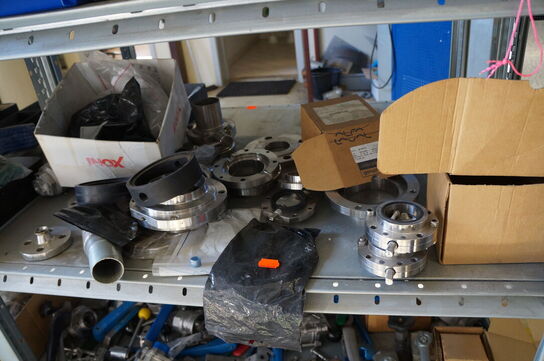 Indhold på reol af diverse reservedele