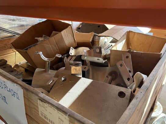 Indhold på pallereol af diverse el-artikler