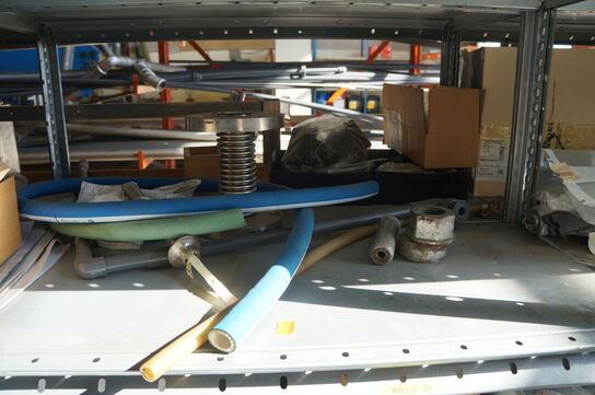 Indhold på reol af diverse reservedele