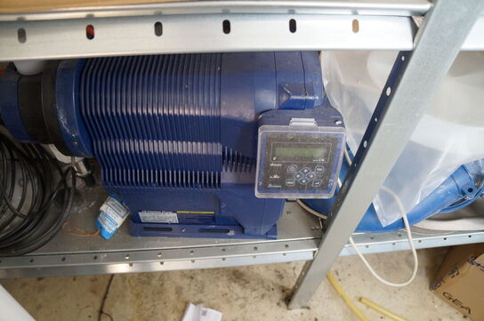 Indhold på reol af diverse reservedele