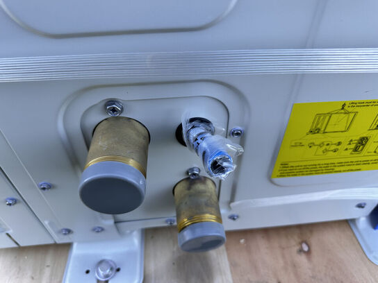 Fabriksny 8 KW luft til vand varmepumpe