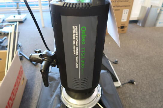 2 stk. TTS II600 - 600watt Digital Flashlampe + diverse stativer m.m. 