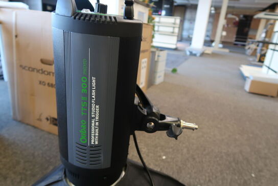 2 stk. TTS II600 - 600watt Digital Flashlampe + diverse stativer m.m. 