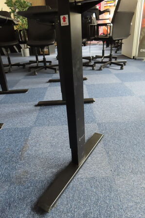 Hæve-/sænkebord samt kontorstol CASARIA OG IKEA