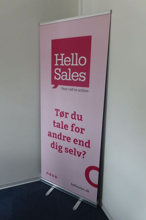 2 stk plakater i ramme, 2 stk stativer til banner og 1 stk whiteboard