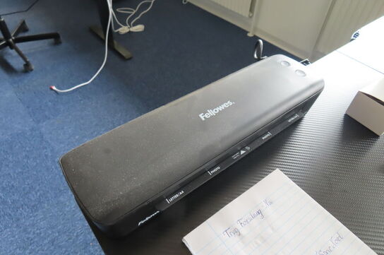 Hæve-/sænkebord med indhold samt kontorstol