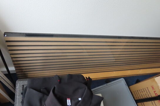 Indhold i rum af diverse papkasser, akkustikpaneler, kontorstol mv.