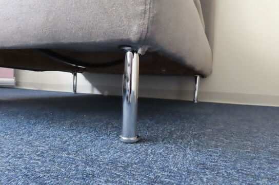 3 stk sofaer, sofabord samt stativ til banner