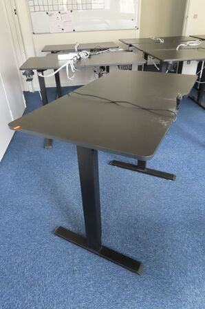 Hæve-/sænkebord samt kontorstol CASARIA OG IKEA