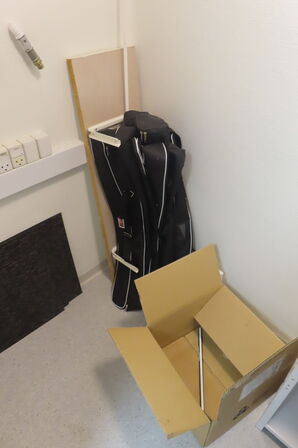 Reol med indhold mv.