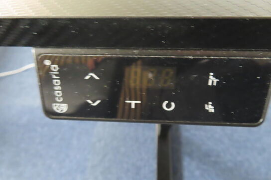 Hæve-/sænkebord med indhold samt kontorstol