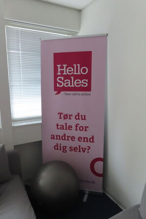 3 stk sofaer, sofabord samt stativ til banner