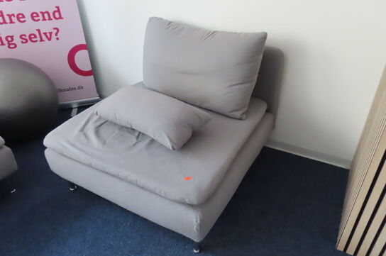 3 stk sofaer, sofabord samt stativ til banner