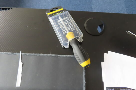 Hæve-/sænkebord med indhold samt kontorstol