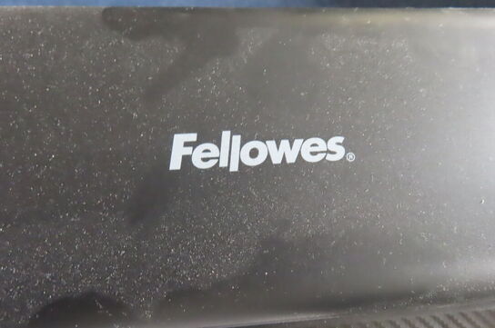 Hæve-/sænkebord med indhold samt kontorstol