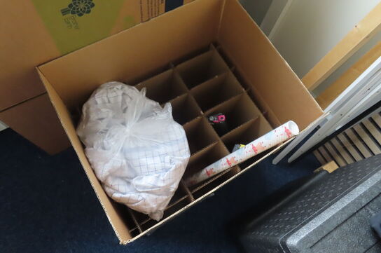 Indhold i rum af diverse papkasser, akkustikpaneler, kontorstol mv.