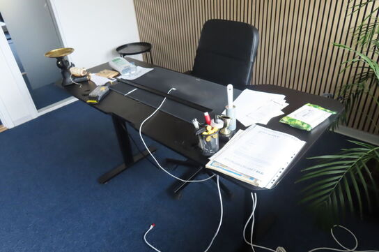 Hæve-/sænkebord med indhold samt kontorstol