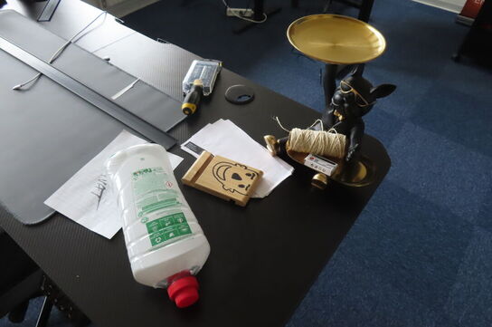 Hæve-/sænkebord med indhold samt kontorstol