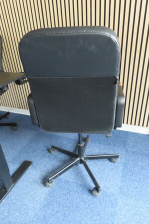 Hæve-/sænkebord samt 2 kontorstole CASARIA OG IKEA