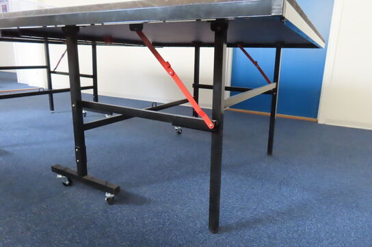 Bordtennisbord samt planter, yogabold mv.