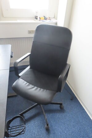 Hæve-/sænkebord med indhold samt kontorstol