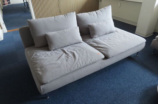 3 stk sofaer, sofabord samt stativ til banner