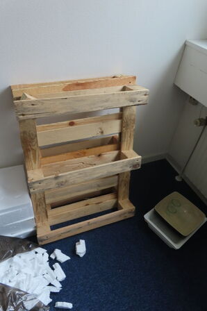 Indhold i rum af diverse papkasser, akkustikpaneler, kontorstol mv.