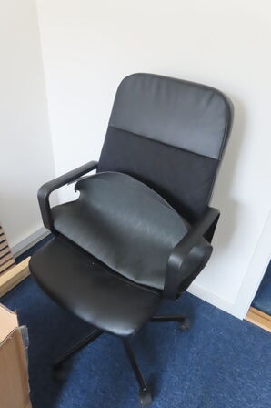 Indhold i rum af diverse papkasser, akkustikpaneler, kontorstol mv.