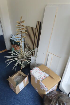 Indhold i rum af diverse papkasser, akkustikpaneler, kontorstol mv.