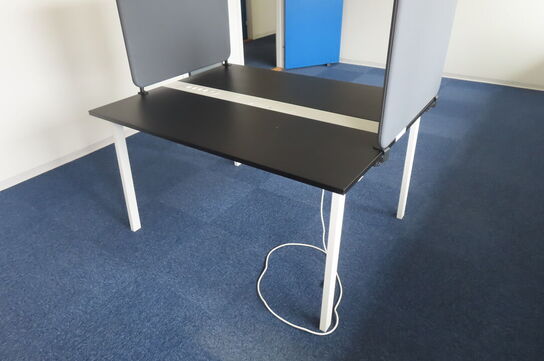 Bord med afskærmninger og stativ til banner mv.
