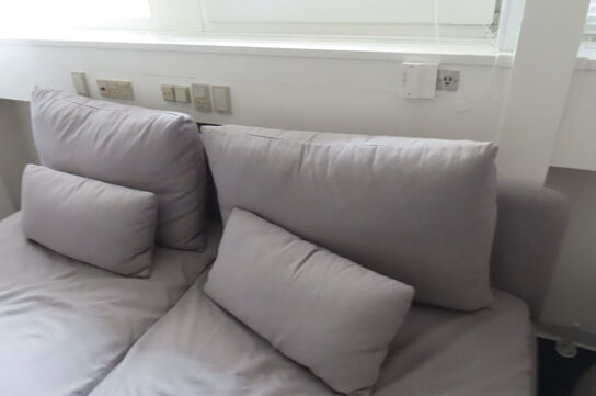 3 stk sofaer, sofabord samt stativ til banner