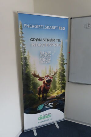 2 stk plakater i ramme, 2 stk stativer til banner og 1 stk whiteboard