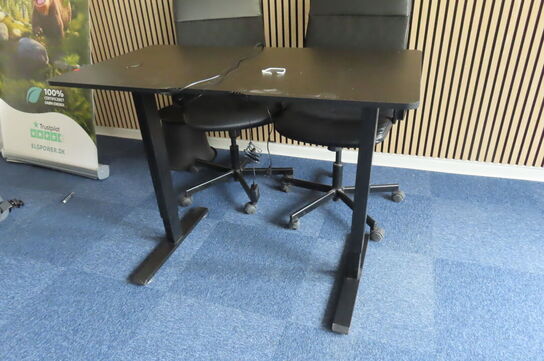 Hæve-/sænkebord samt 2 kontorstole CASARIA OG IKEA
