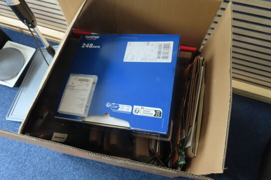 Indhold i rum af diverse papkasser, akkustikpaneler, kontorstol mv.