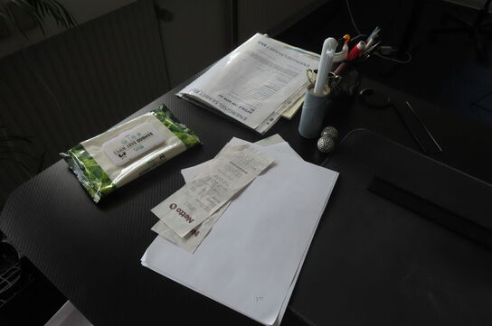 Hæve-/sænkebord med indhold samt kontorstol