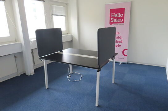 Bord med afskærmninger og stativ til banner mv.